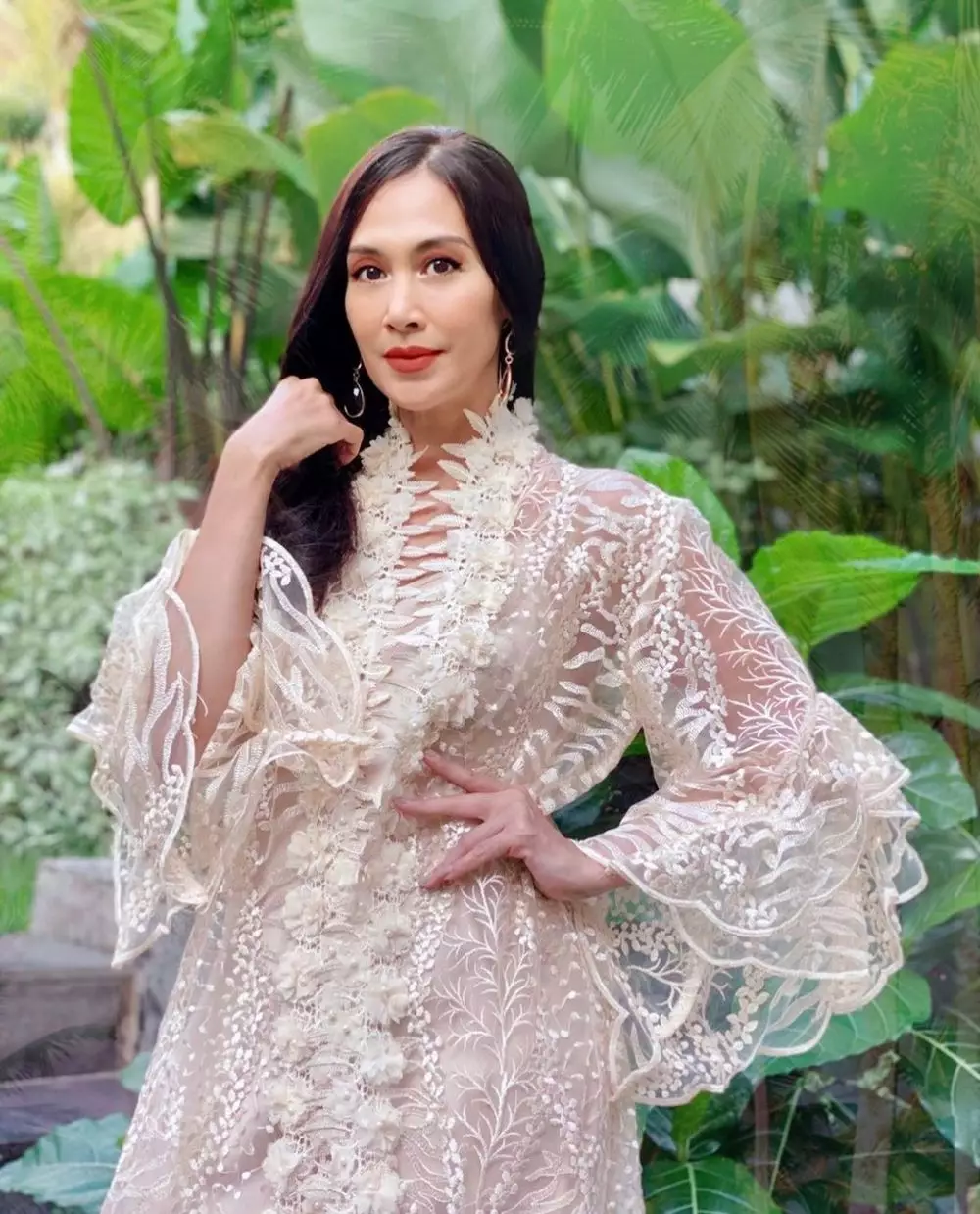 gaya feminim Diah Permatasari kenakan baju brokat © 2020 brilio.net gaya feminim Diah Permatasari kenakan baju brokat © 2020 brilio.net