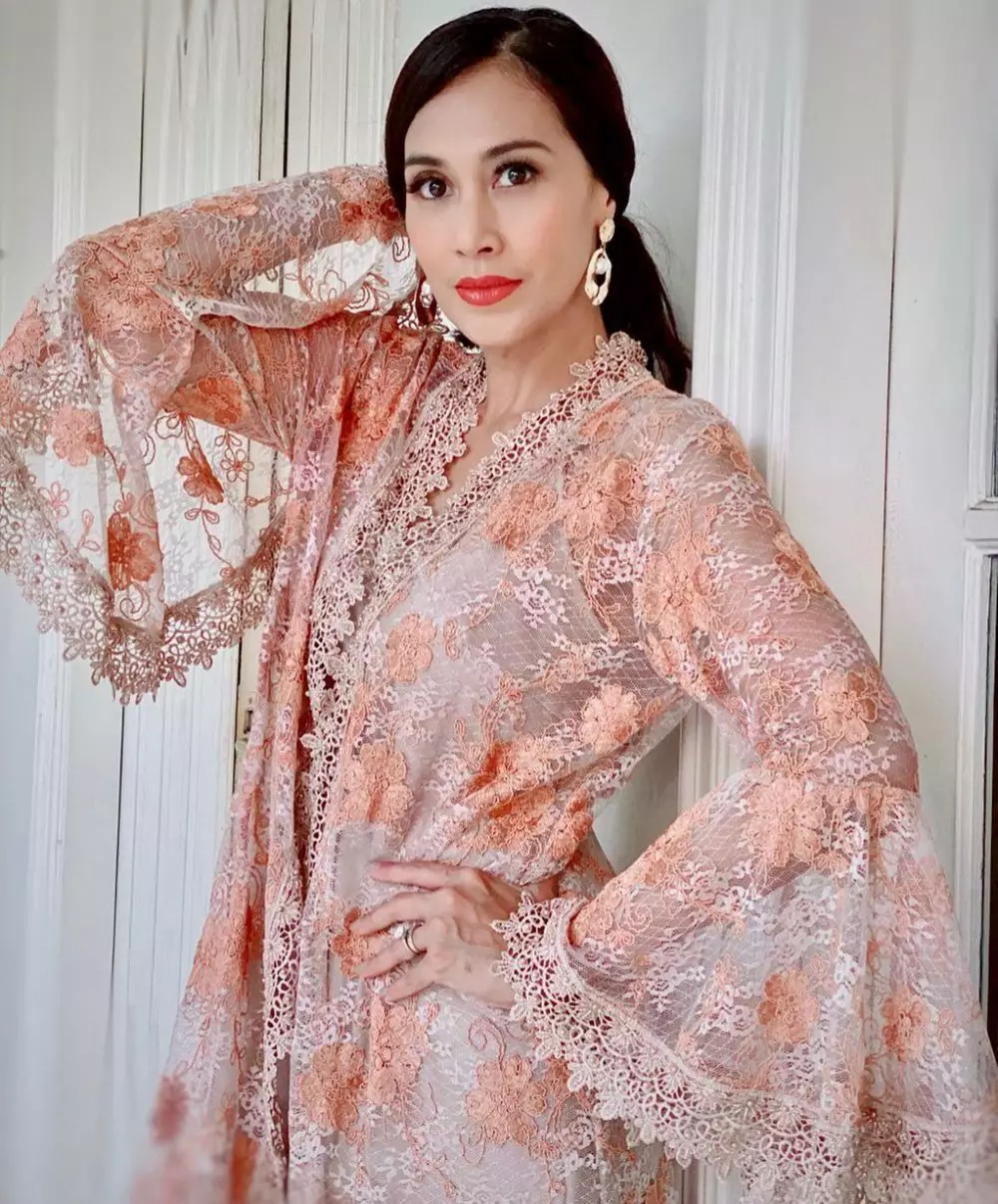 gaya feminim Diah Permatasari kenakan baju brokat © 2020 brilio.net gaya feminim Diah Permatasari kenakan baju brokat © 2020 brilio.net