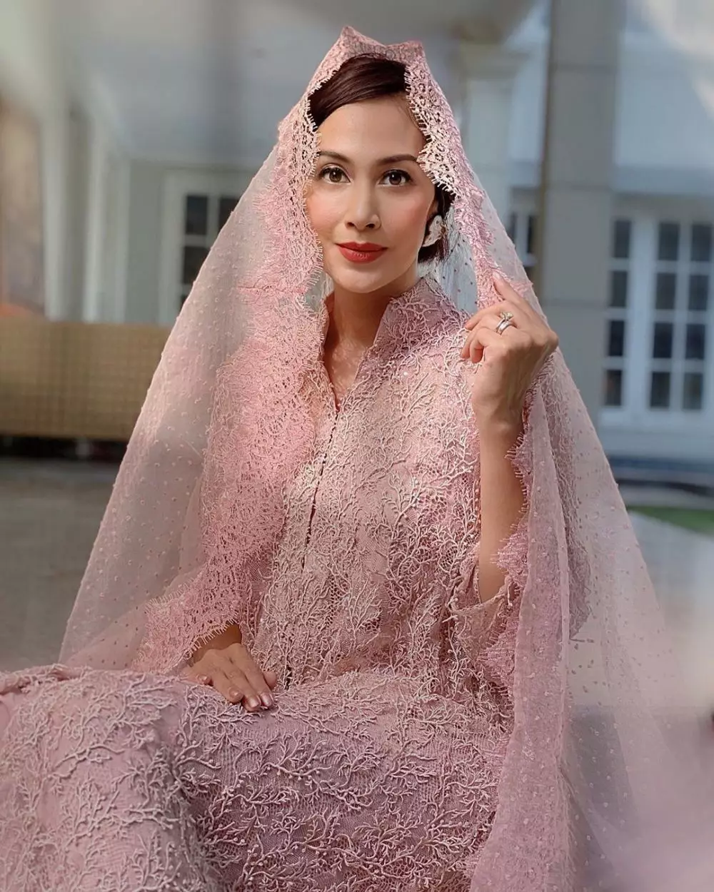 gaya feminim Diah Permatasari kenakan baju brokat © 2020 brilio.net gaya feminim Diah Permatasari kenakan baju brokat © 2020 brilio.net