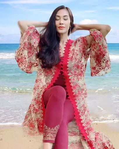 gaya feminim Diah Permatasari kenakan baju brokat © 2020 brilio.net gaya feminim Diah Permatasari kenakan baju brokat © 2020 brilio.net