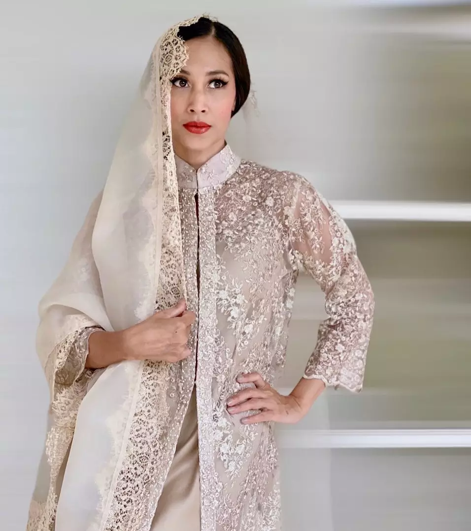 gaya feminim Diah Permatasari kenakan baju brokat © 2020 brilio.net gaya feminim Diah Permatasari kenakan baju brokat © 2020 brilio.net