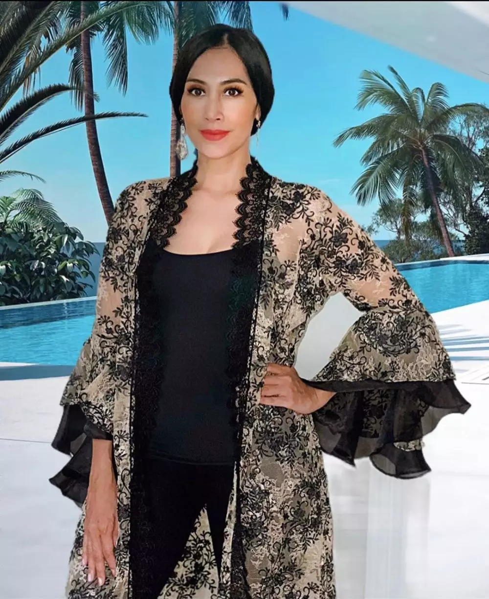 gaya feminim Diah Permatasari kenakan baju brokat © 2020 brilio.net gaya feminim Diah Permatasari kenakan baju brokat © 2020 brilio.net