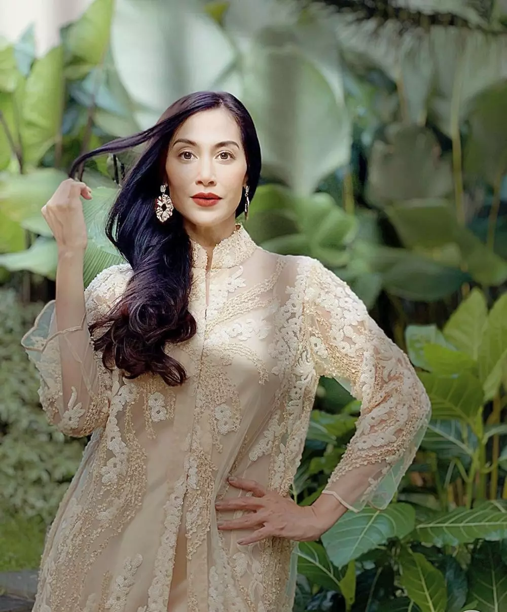 gaya feminim Diah Permatasari kenakan baju brokat © 2020 brilio.net gaya feminim Diah Permatasari kenakan baju brokat © 2020 brilio.net