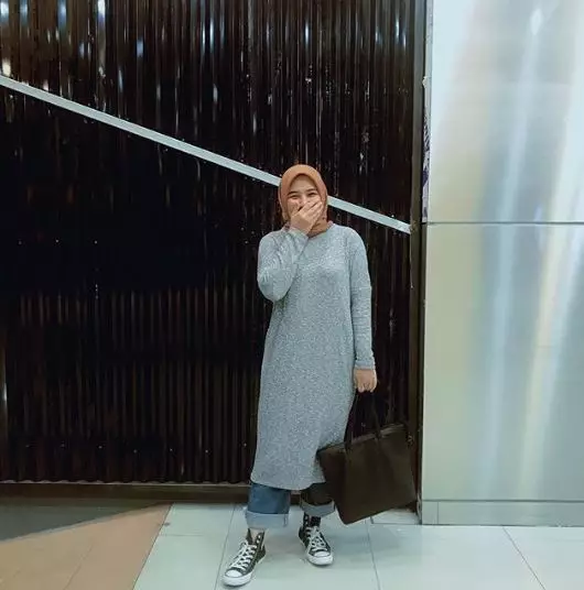 gaya outfit Una Maulina mantan calon istri Sahrul Gunawan © 2020 brilio.net