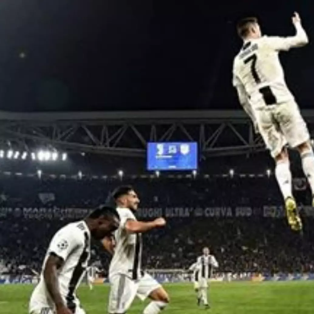 6 Potret aksi Cristiano Ronaldo duel udara, seperti sedang terbang