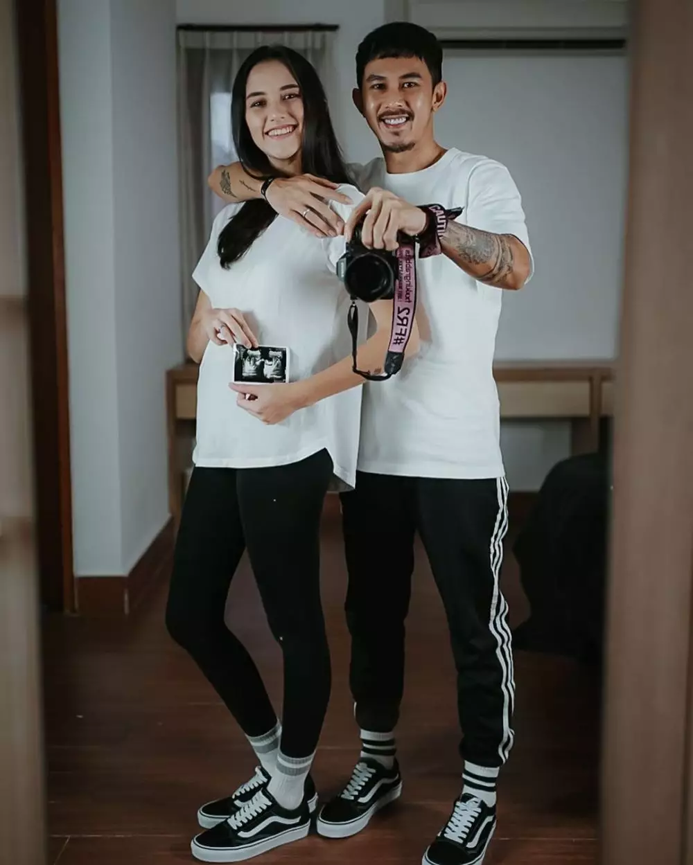 Adu gaya seleb pamer baby bump Instagram
