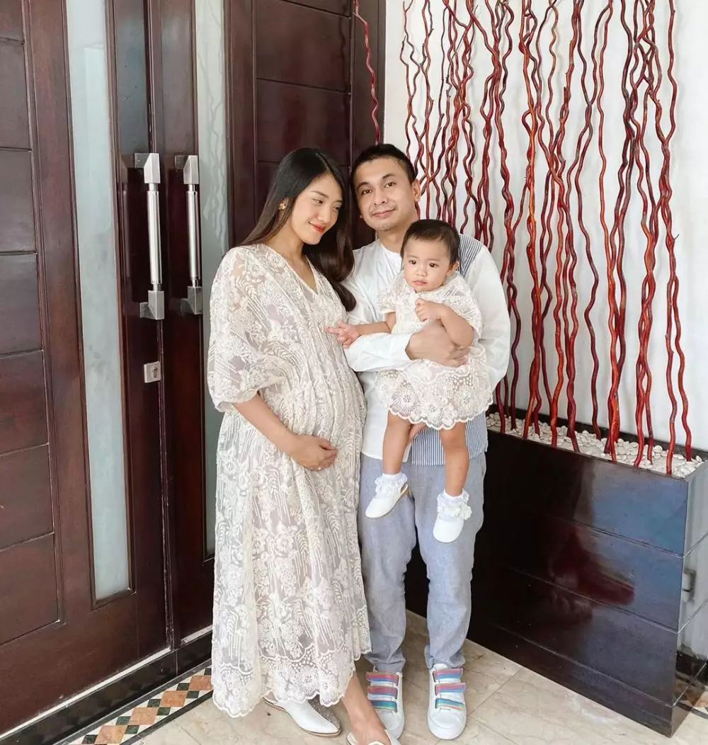 Adu gaya seleb pamer baby bump Instagram