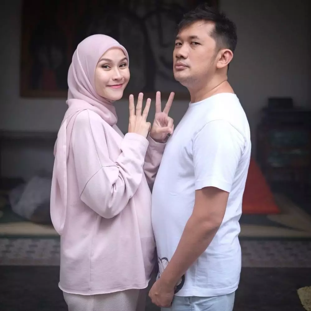 Adu gaya seleb pamer baby bump Instagram