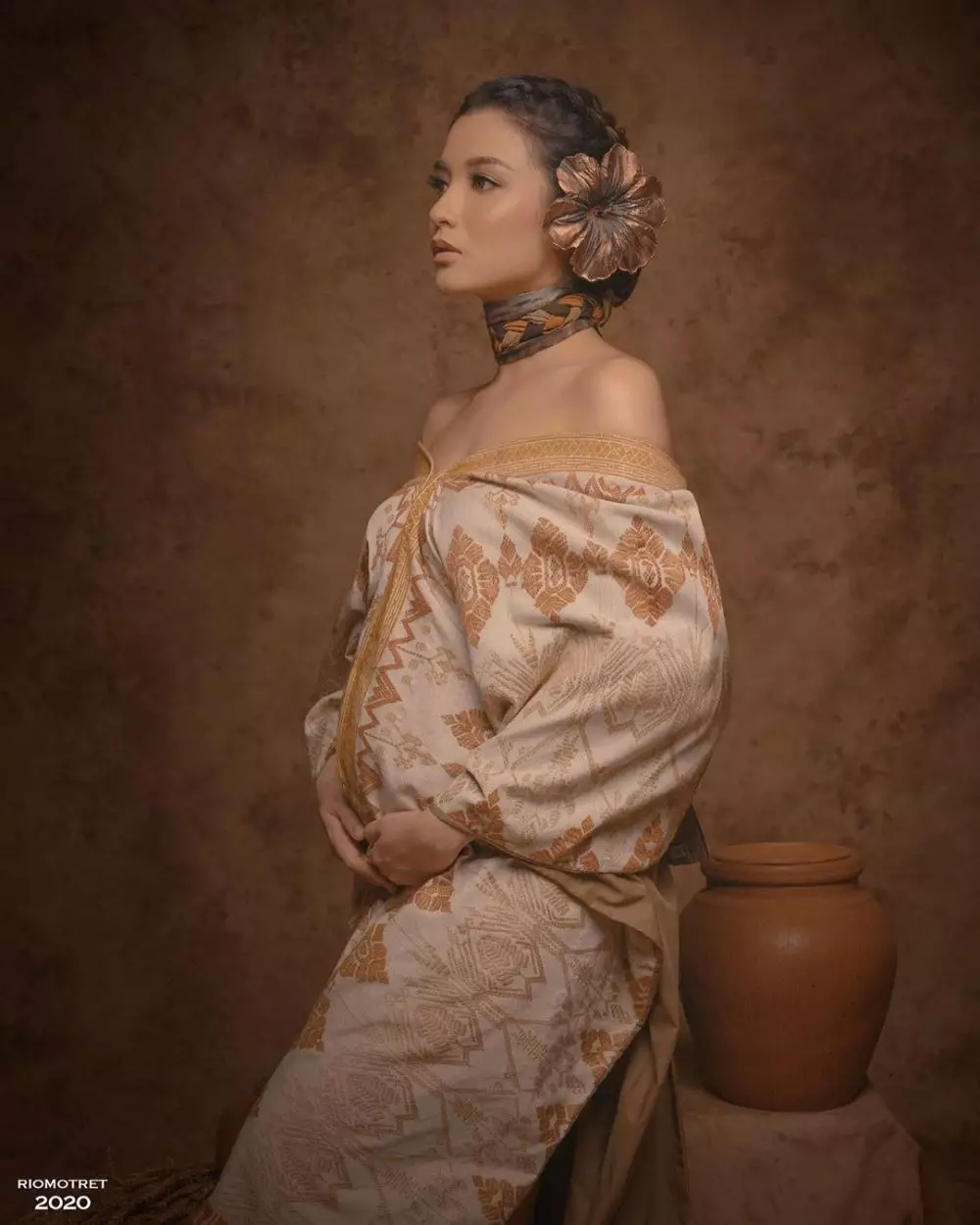 Adu gaya seleb pamer baby bump Instagram