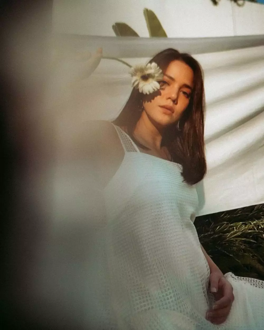 Adu gaya seleb pamer baby bump Instagram