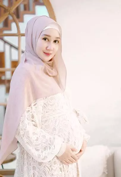 Adu gaya seleb pamer baby bump Instagram