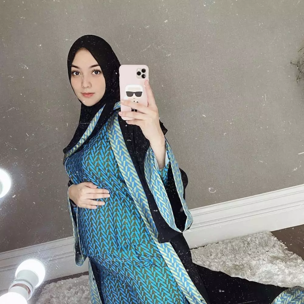Adu gaya seleb pamer baby bump Instagram