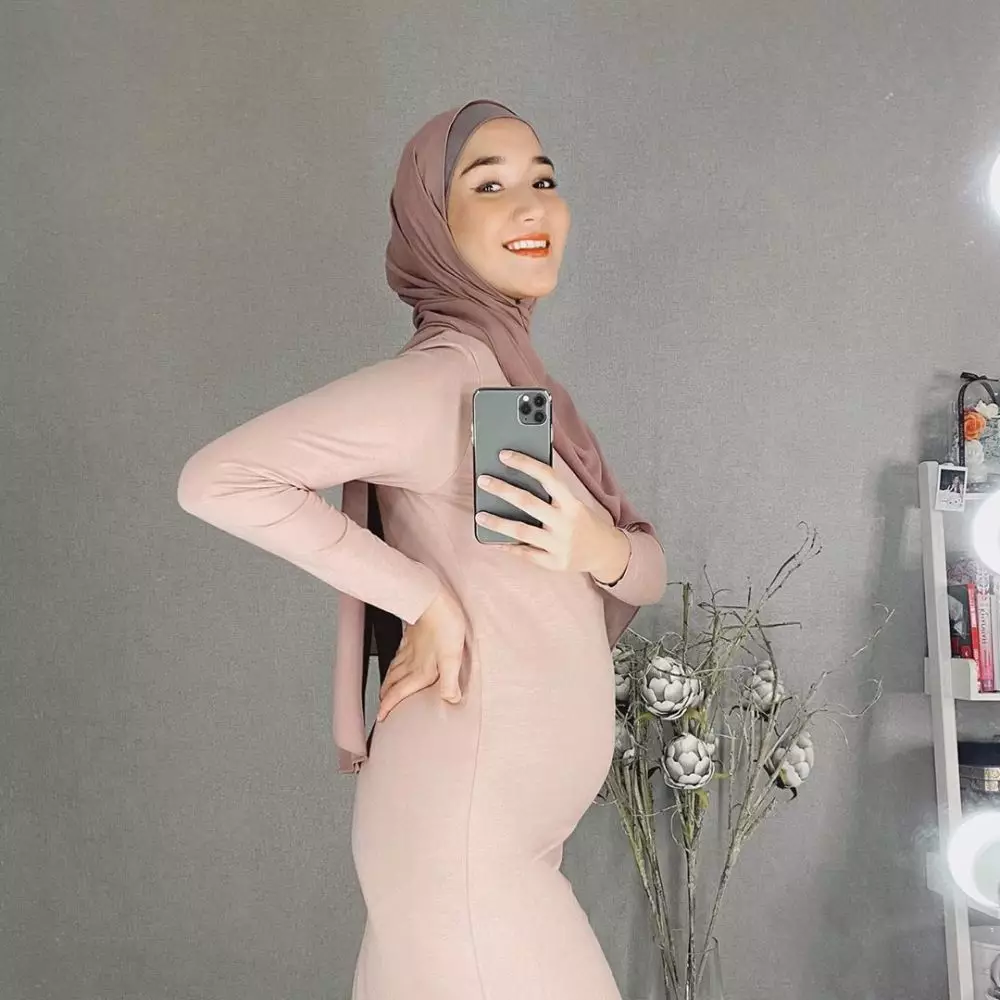 Adu gaya seleb pamer baby bump Instagram