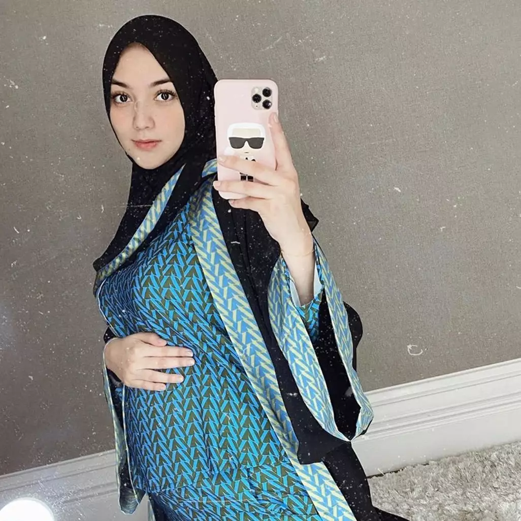 Adu gaya 10 seleb pamer baby bump, auranya terpampang nyata