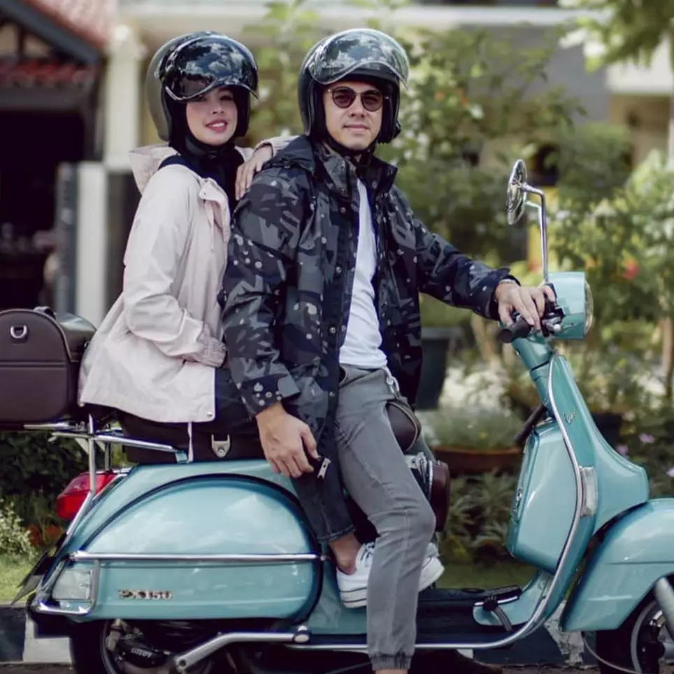 10 Potret romantis Rionaldo Stokhorst dan istri, mesra abis