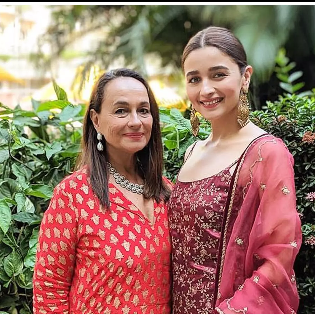 9 Potret kedekatan Alia Bhatt &amp; ibunya, sempat main film bareng