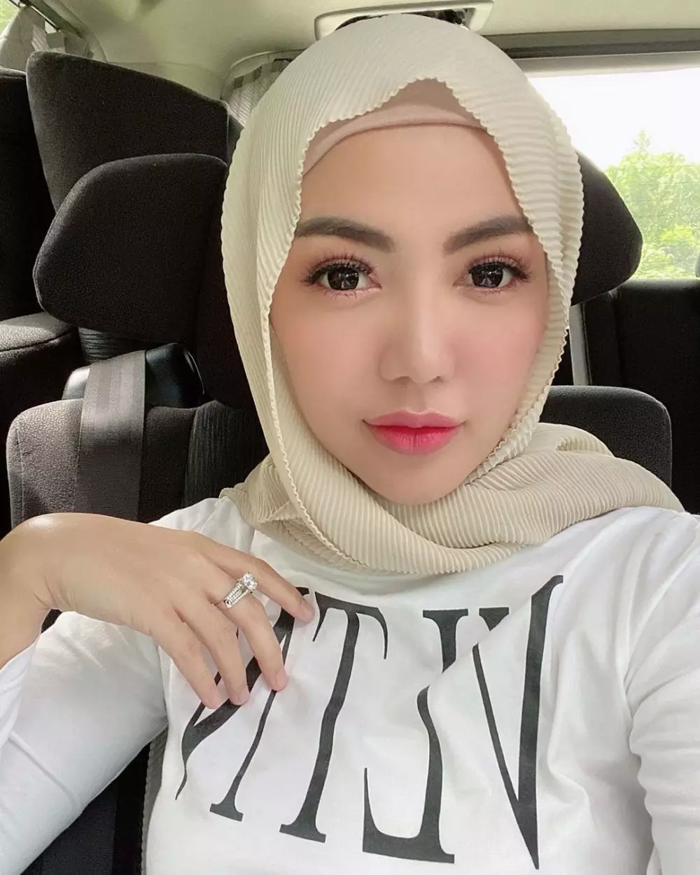 potret bella shofie berhijab instagram