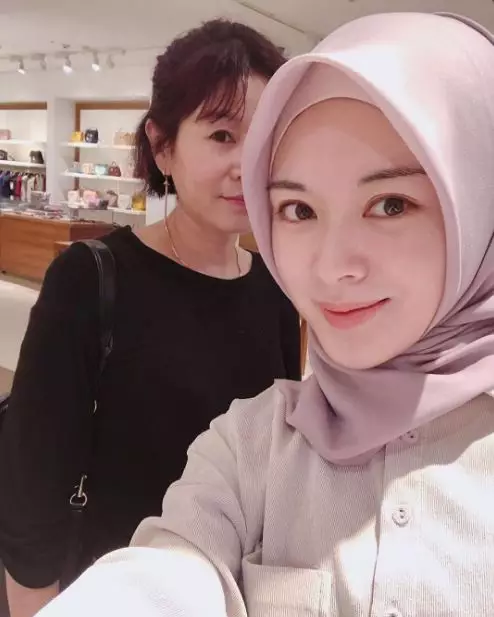 7 momen manis Ayana Moon dan sang ibunda Instagram