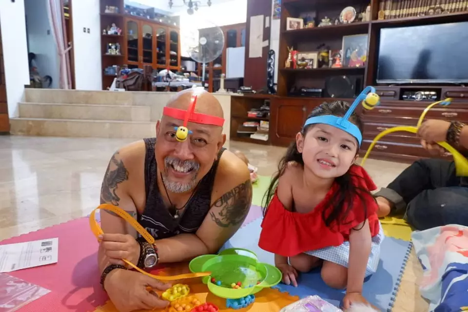 aktor senior momong cucu berbagai sumber