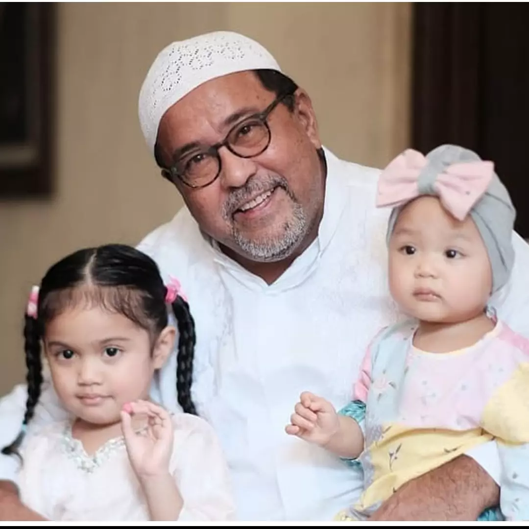 Potret 7 aktor senior momong cucu, jadi kakek idaman