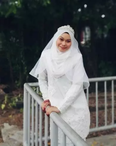 wanita ini jual gaun pengantin dengan harga murah mStar.com.my wanita ini jual gaun pengantin dengan harga murah mStar.com.my