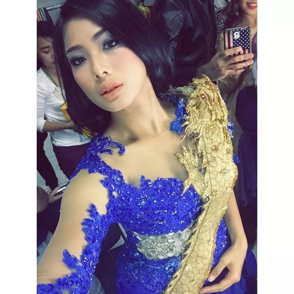 Nabila Putri pakai gaun Instagram
