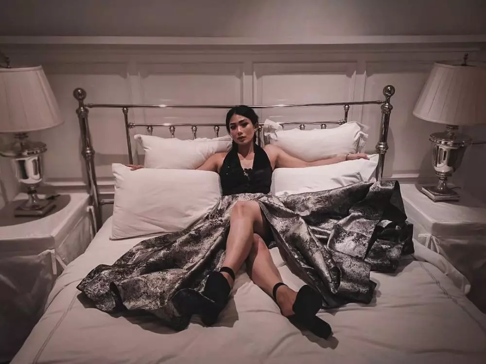 Nabila Putri pakai gaun Instagram