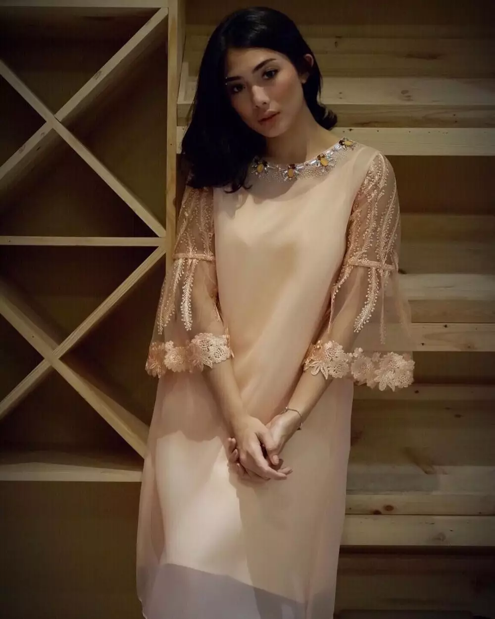 Nabila Putri pakai gaun Instagram