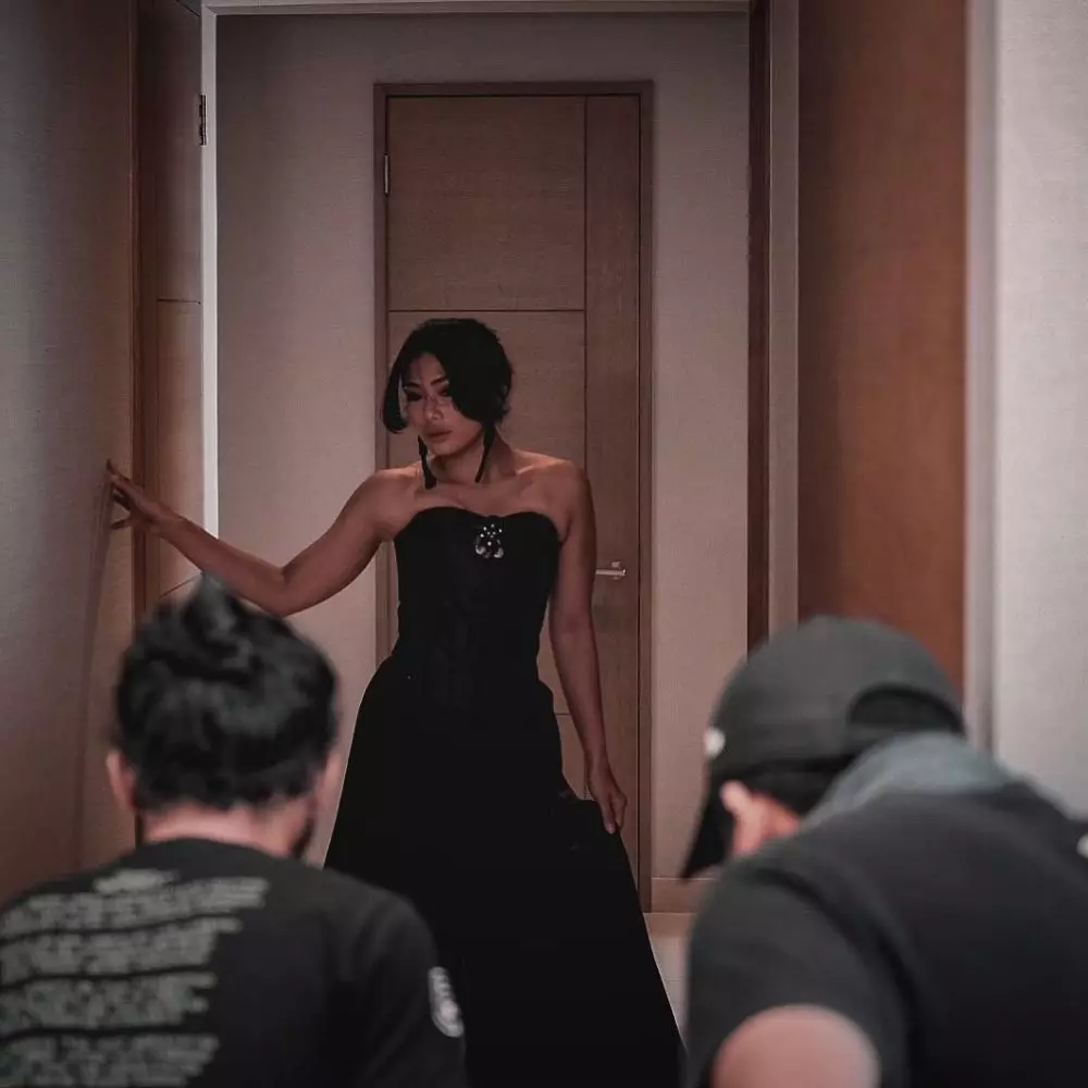 Nabila Putri pakai gaun Instagram