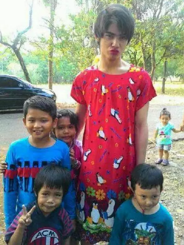 seleb pria pakai daster © 2020 brilio.net seleb pria pakai daster © 2020 brilio.net