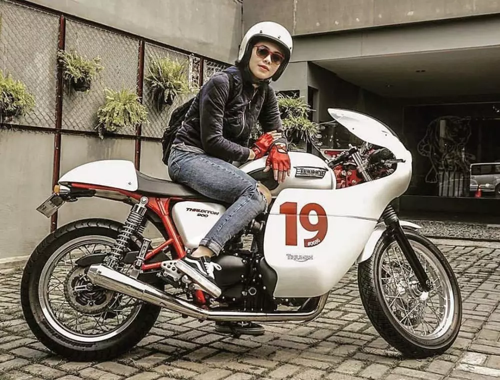 10 Gaya kece Dian Ayu saat mengendarai motor Instagram