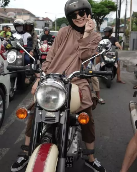 10 Gaya kece Dian Ayu saat mengendarai motor Instagram