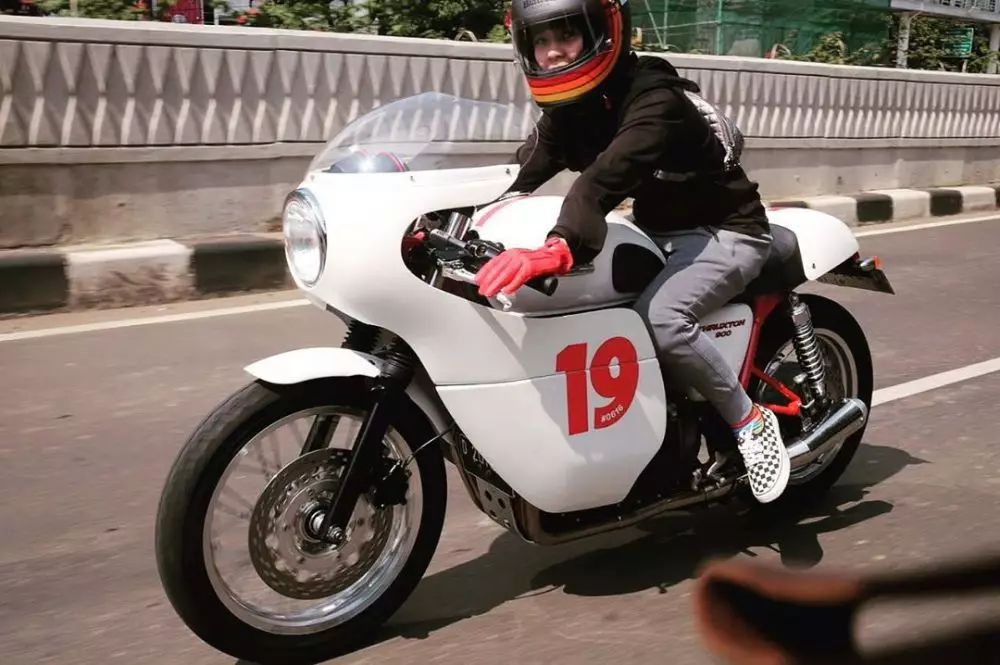 10 Gaya kece Dian Ayu saat mengendarai motor Instagram