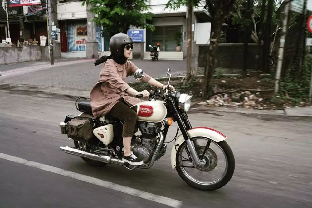 10 Gaya kece Dian Ayu saat mengendarai motor Instagram