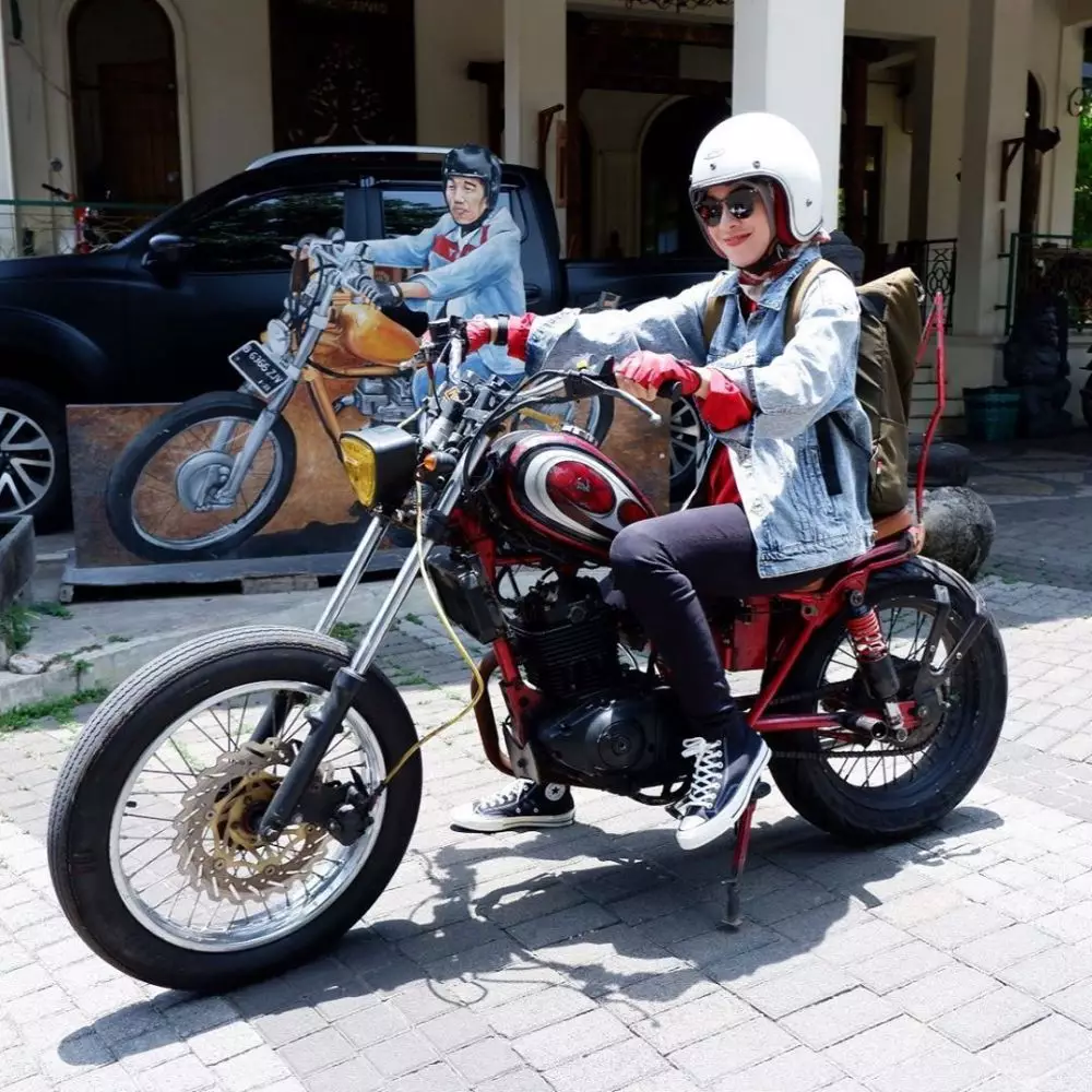 10 Gaya kece Dian Ayu saat mengendarai motor Instagram
