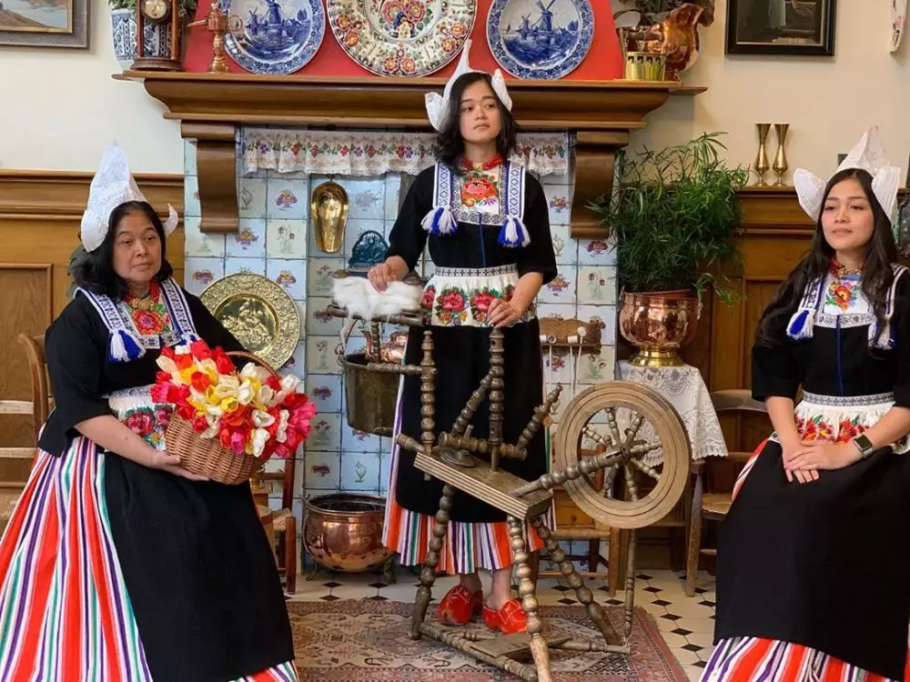 10 potret manis Gracia dan Gisela bareng ibunda Instagram 10 potret manis Gracia dan Gisela bareng ibunda Instagram