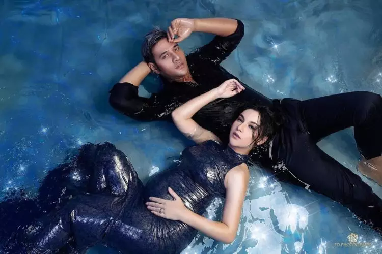 pasangan pemotretan di air © 2020 brilio.net