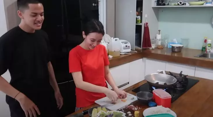 8 Momen manis Megan dan Jeremie saat masak YouTube