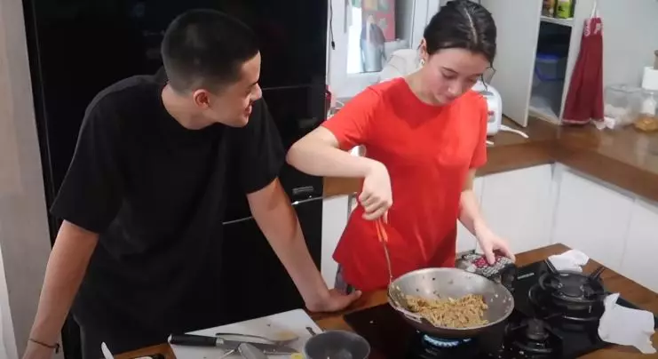 8 Momen manis Megan dan Jeremie saat masak YouTube