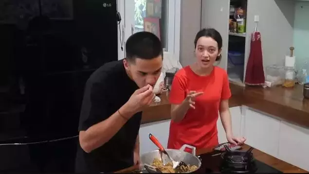 8 Momen manis Megan dan Jeremie saat masak YouTube