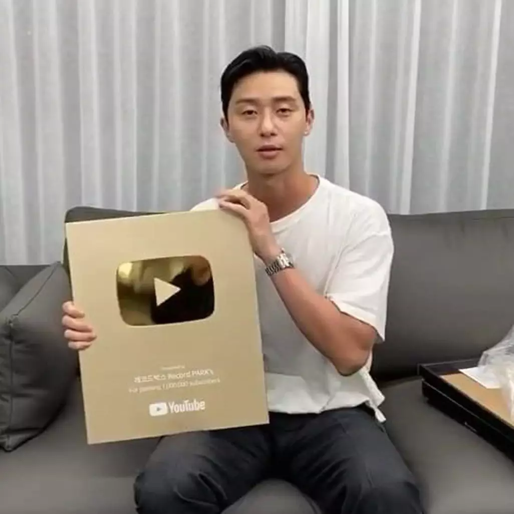7 Potret Park Seo-joon terima Golden Play Button YouTube, panen pujian