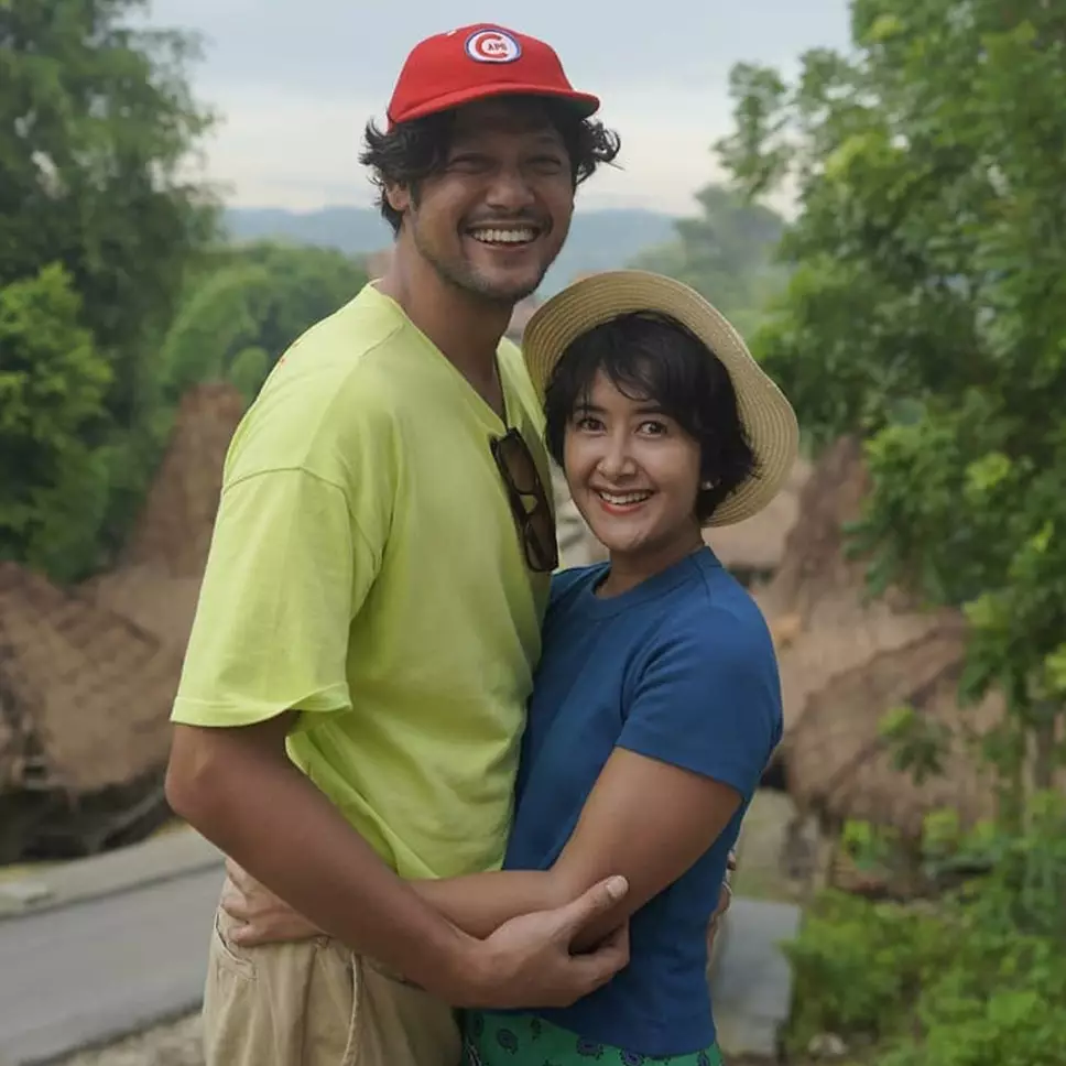 9 Caption romantis Dwi Sasono untuk istri ini bikin baper