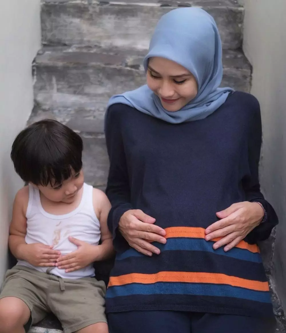 Aksi Bhre Kata tiru pose baby bump Zaskia Instagram Aksi Bhre Kata tiru pose baby bump Zaskia Instagram