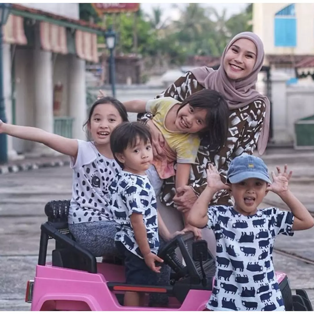 Aksi Bhre Kata tiru pose baby bump Zaskia Adya Mecca, bikin gemas