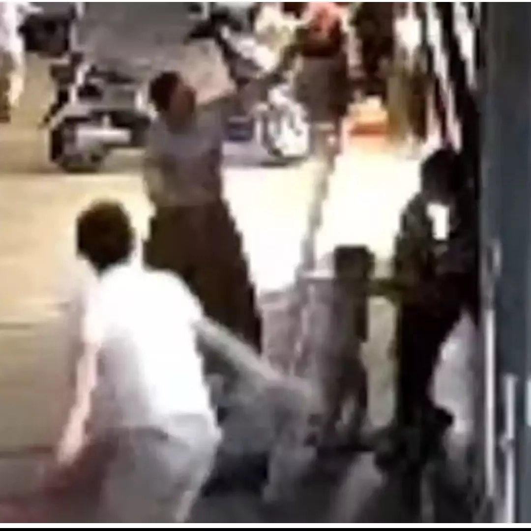 Viral, aksi perempuan rela tertimpa pintu kaca demi lindungi anak-anak