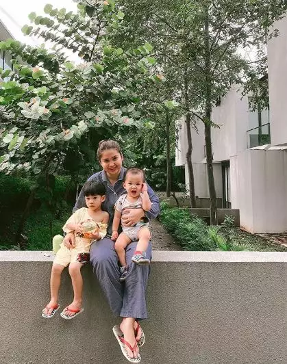 Gaya seleb saat momong anak ini telaten abis © 2020 brilio.net