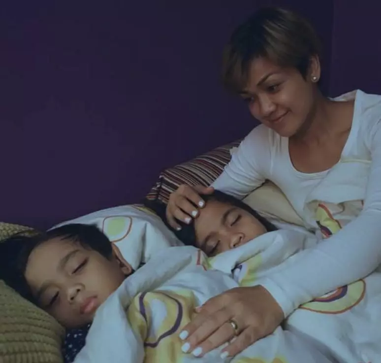 Gaya seleb saat momong anak ini telaten abis © 2020 brilio.net