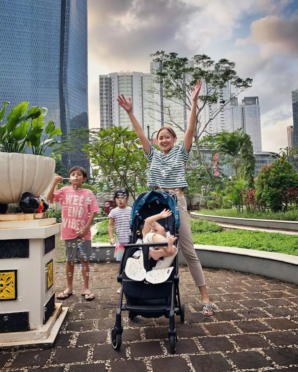 Gaya seleb saat momong anak ini telaten abis © 2020 brilio.net