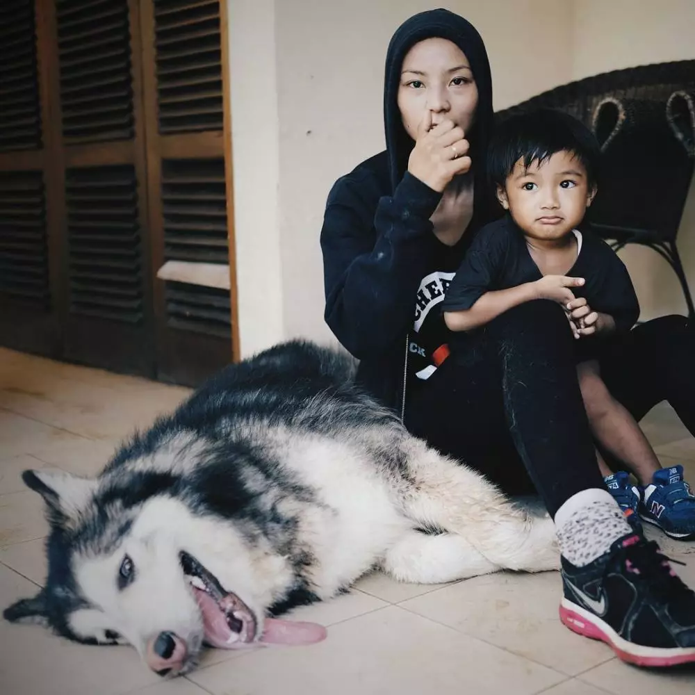 Gaya seleb saat momong anak ini telaten abis © 2020 brilio.net