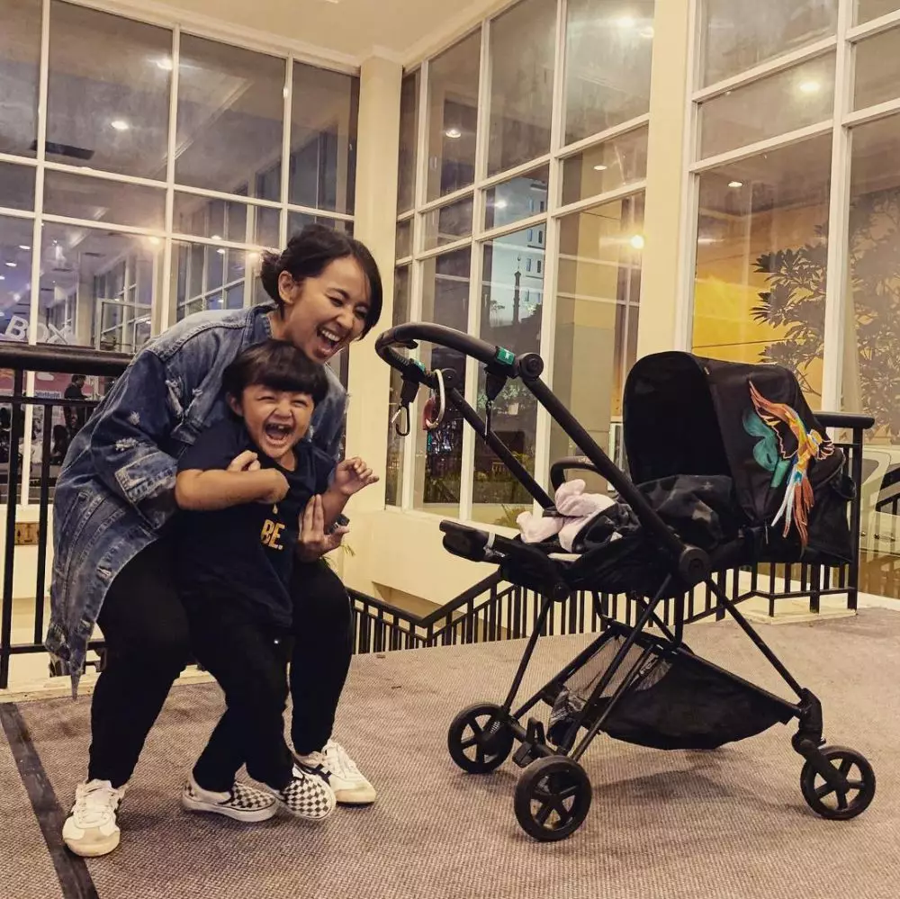 Gaya seleb saat momong anak ini telaten abis © 2020 brilio.net